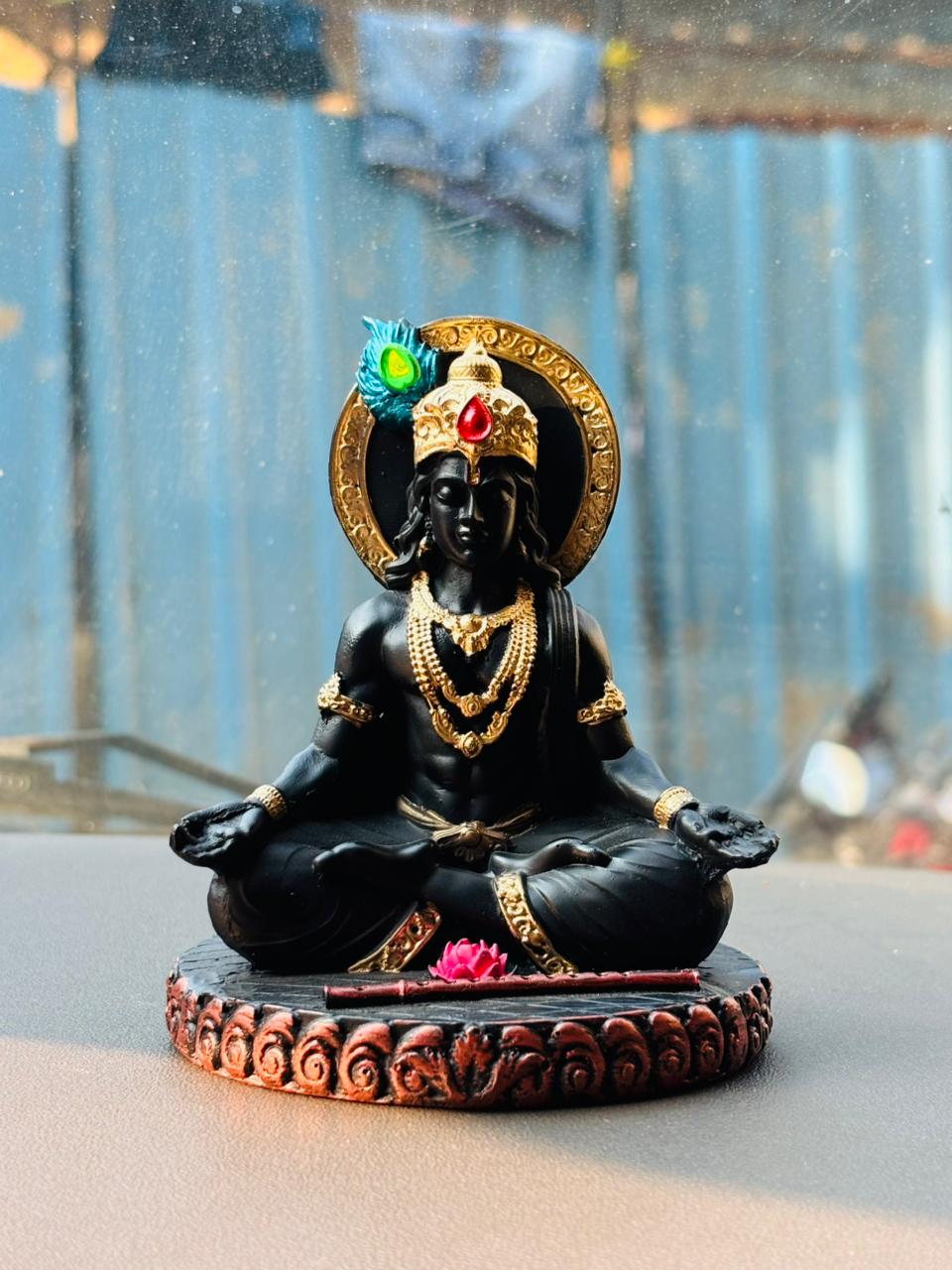 Meditating Lord Krishna Idol for Car Dashboard | Black Krishna Murti with Peacock Feather & Flute | Decorative Hindu God Statue for Home Temple, Office & Gifting